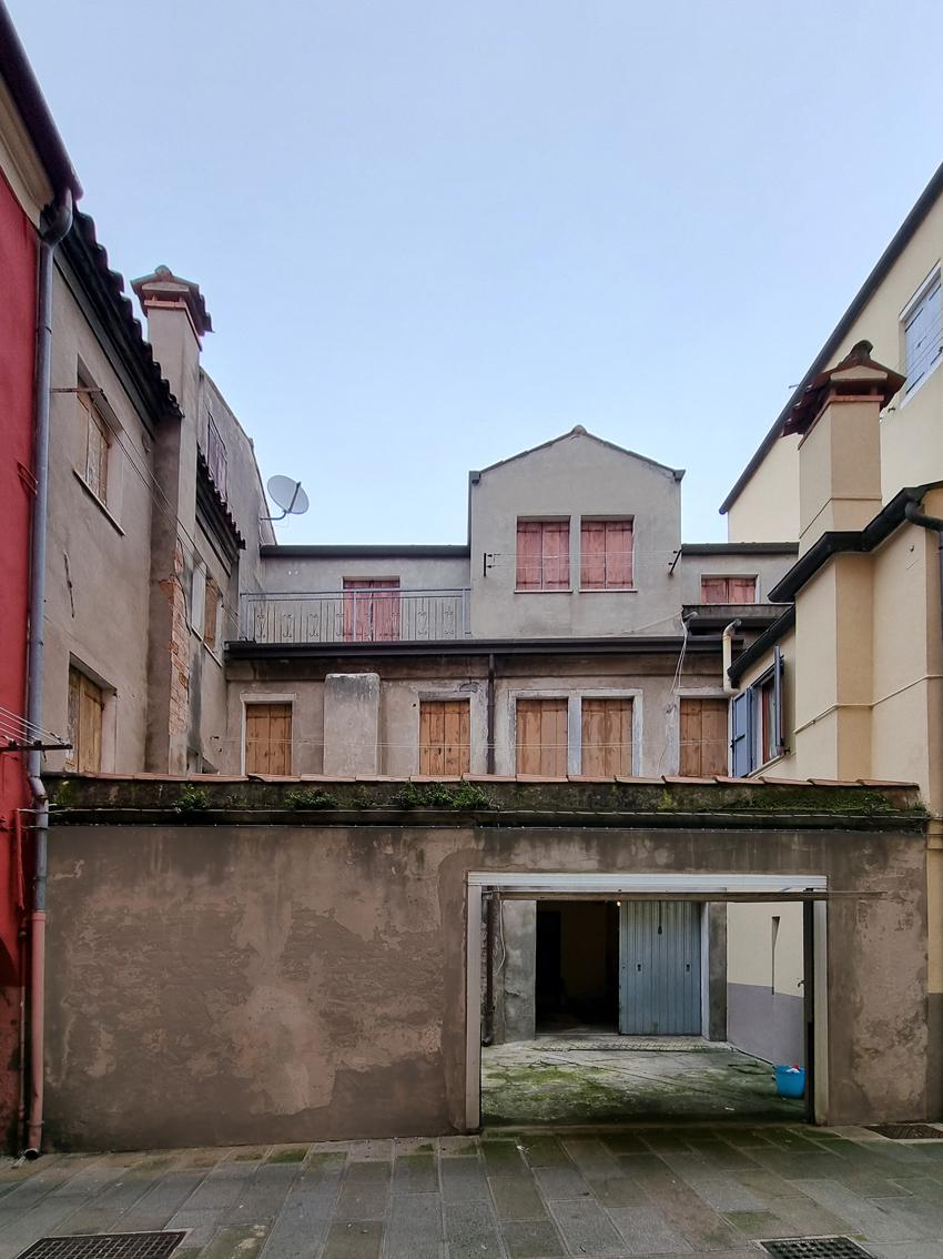 CHIOGGIA, CASA CON PIU' UNITA' CON GARAGE E CORTILE