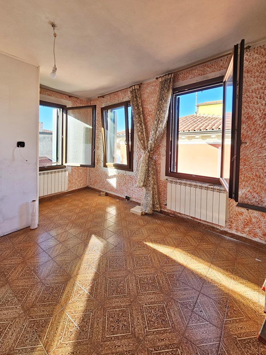CASA IN CENTRO A SOTTOMARINA  A DUE PASSI DAL MARE, SU DUE UNITA IMMOBILIARI