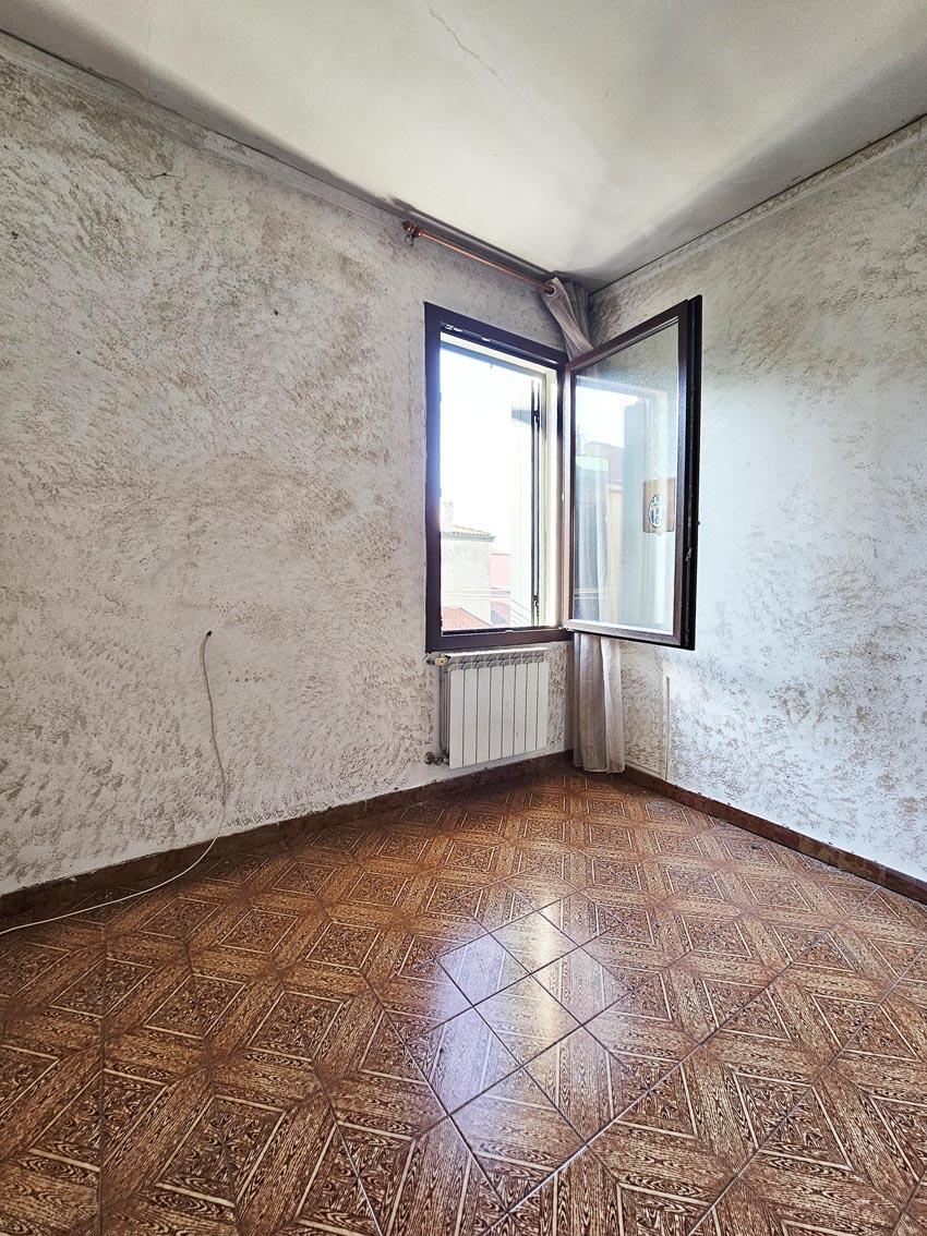 CASA IN CENTRO A SOTTOMARINA  A DUE PASSI DAL MARE, SU DUE UNITA IMMOBILIARI