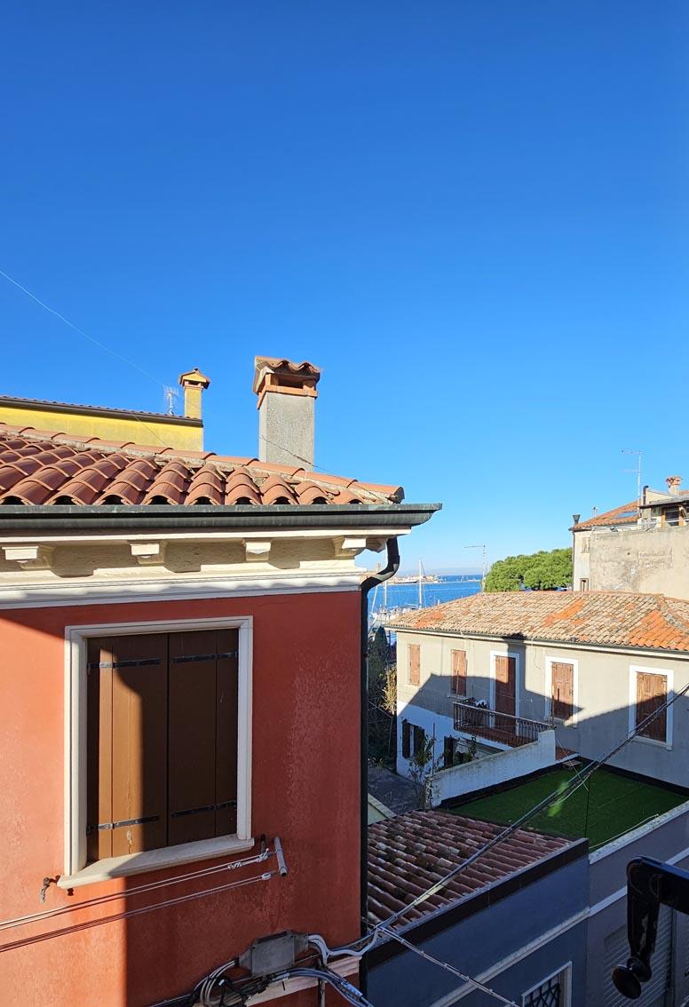 CASA IN CENTRO A SOTTOMARINA  A DUE PASSI DAL MARE, SU DUE UNITA IMMOBILIARI