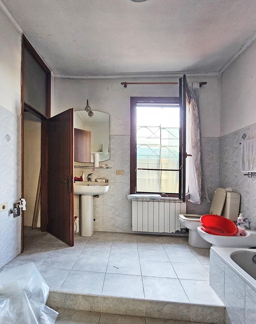 CASA IN CENTRO A SOTTOMARINA  A DUE PASSI DAL MARE, SU DUE UNITA IMMOBILIARI