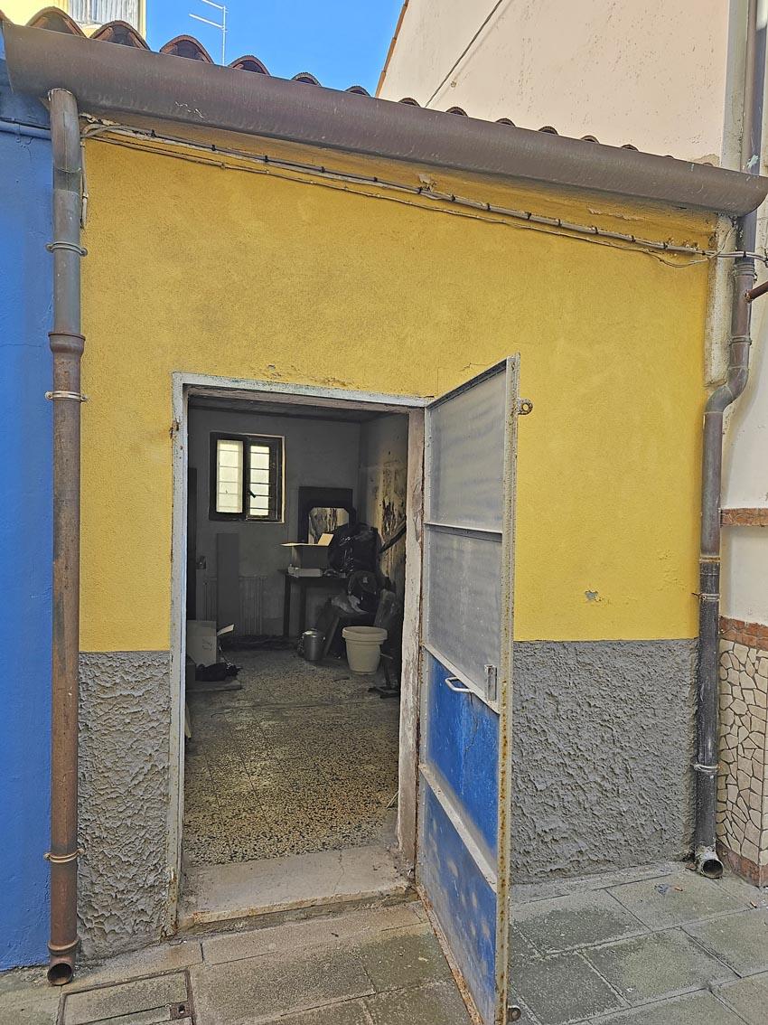 CASA IN CENTRO A SOTTOMARINA  A DUE PASSI DAL MARE, SU DUE UNITA IMMOBILIARI