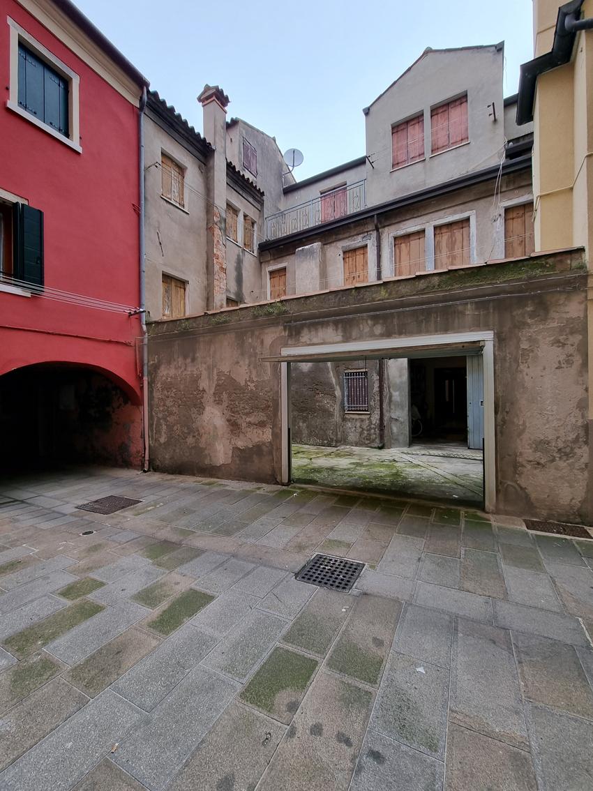 CHIOGGIA, CASA CON PIU' UNITA' CON GARAGE E CORTILE
