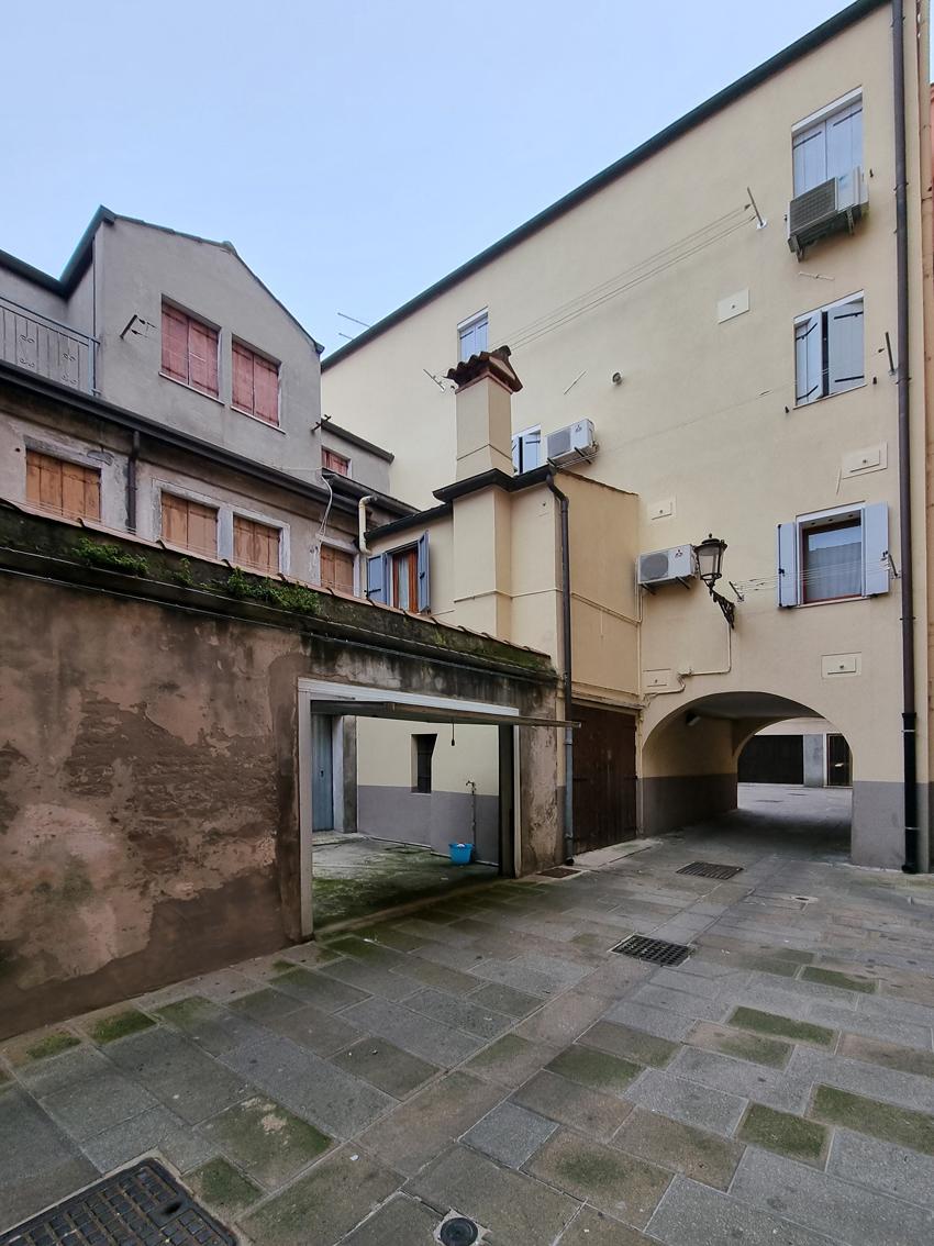 CHIOGGIA, CASA CON PIU' UNITA' CON GARAGE E CORTILE