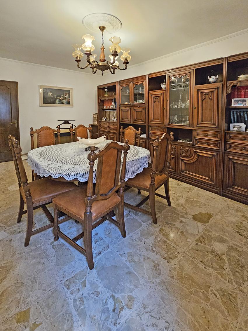 CHIOGGIA, CASA CON PIU' UNITA' CON GARAGE E CORTILE