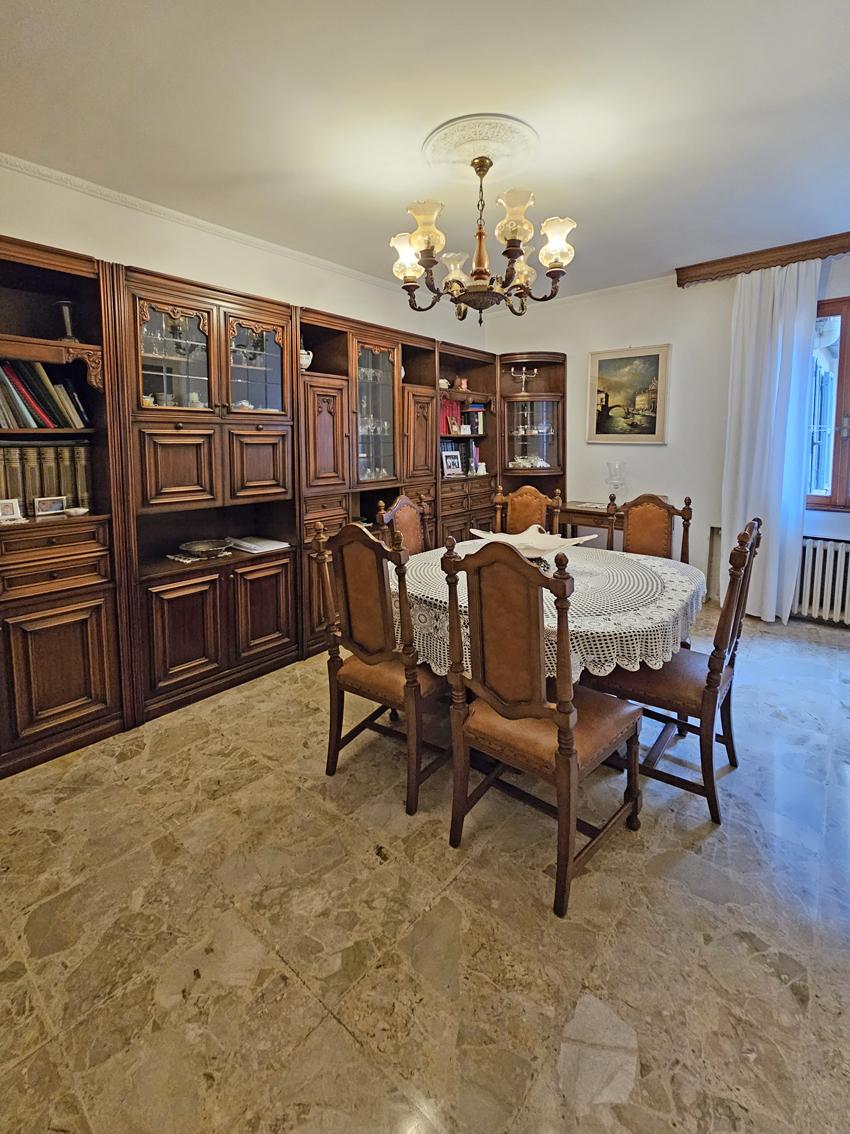 CHIOGGIA, CASA CON PIU' UNITA' CON GARAGE E CORTILE