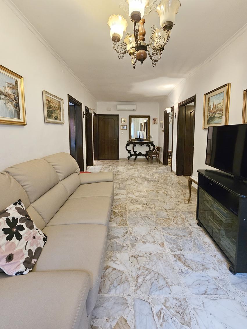 CHIOGGIA, CASA CON PIU' UNITA' CON GARAGE E CORTILE