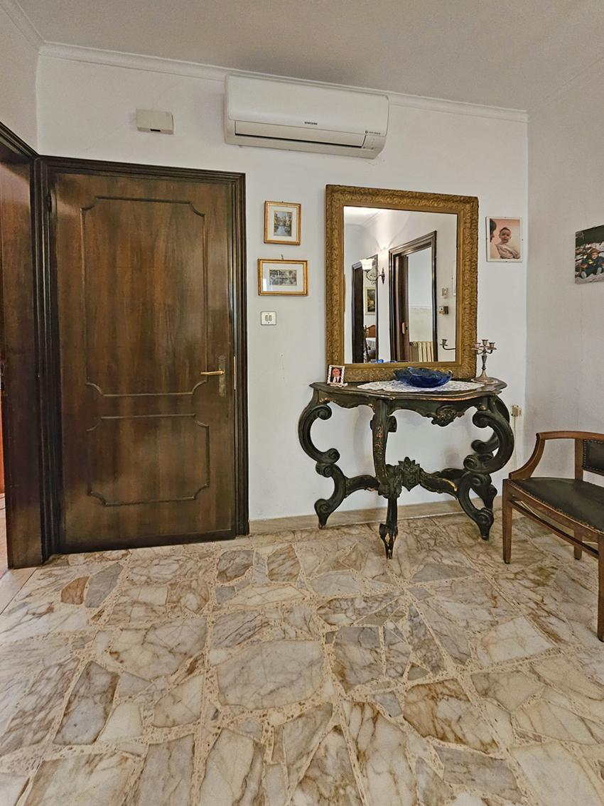 CHIOGGIA, CASA CON PIU' UNITA' CON GARAGE E CORTILE