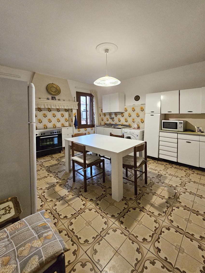 CHIOGGIA, CASA CON PIU' UNITA' CON GARAGE E CORTILE