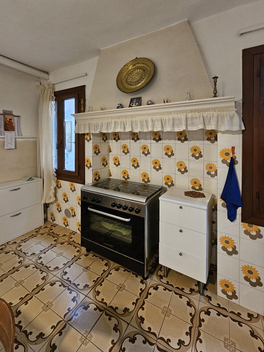 CHIOGGIA, CASA CON PIU' UNITA' CON GARAGE E CORTILE