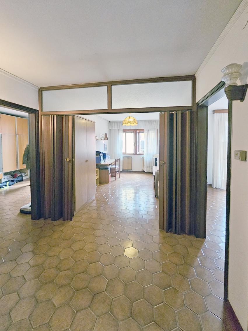 CHIOGGIA, CASA CON PIU' UNITA' CON GARAGE E CORTILE