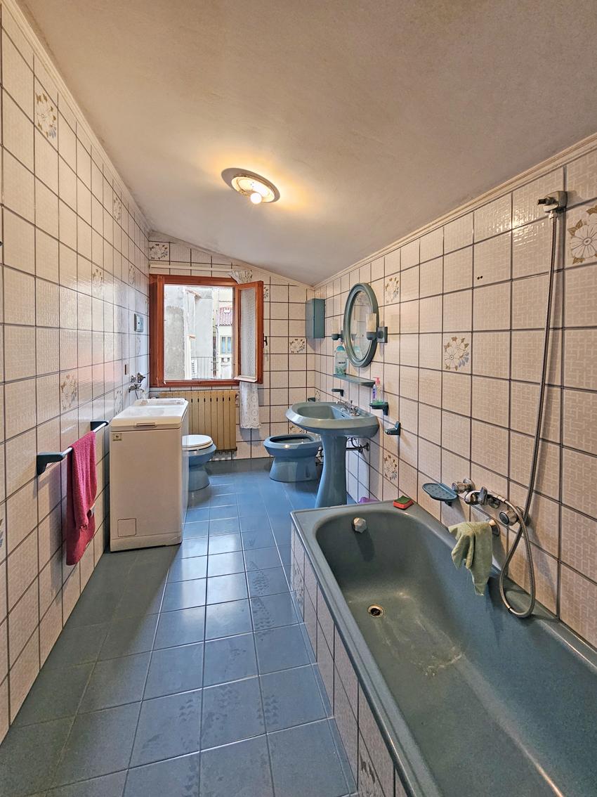 CHIOGGIA, CASA CON PIU' UNITA' CON GARAGE E CORTILE