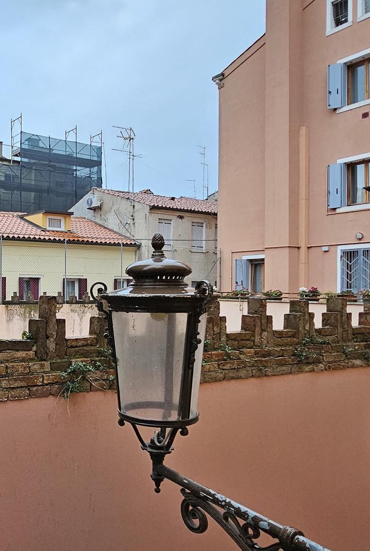 CHIOGGIA, CASA CON PIU' UNITA' CON GARAGE E CORTILE