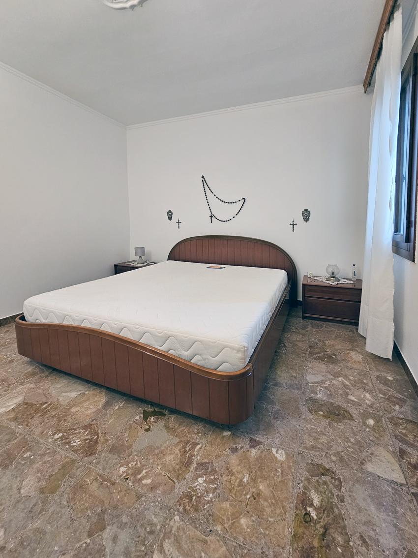 CHIOGGIA, CASA CON PIU' UNITA' CON GARAGE E CORTILE