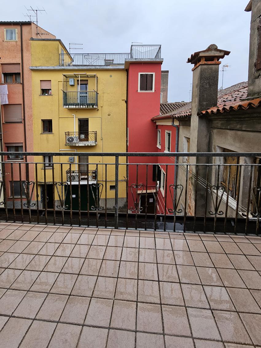 CHIOGGIA, CASA CON PIU' UNITA' CON GARAGE E CORTILE