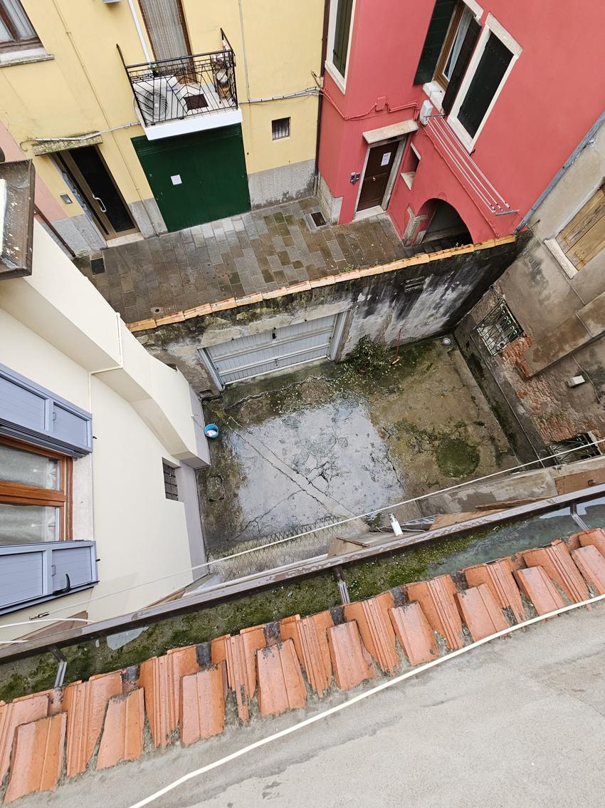 CHIOGGIA, CASA CON PIU' UNITA' CON GARAGE E CORTILE