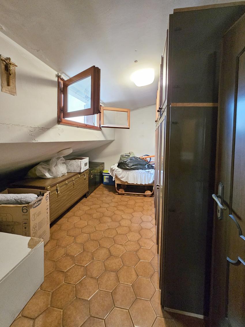 CHIOGGIA, CASA CON PIU' UNITA' CON GARAGE E CORTILE