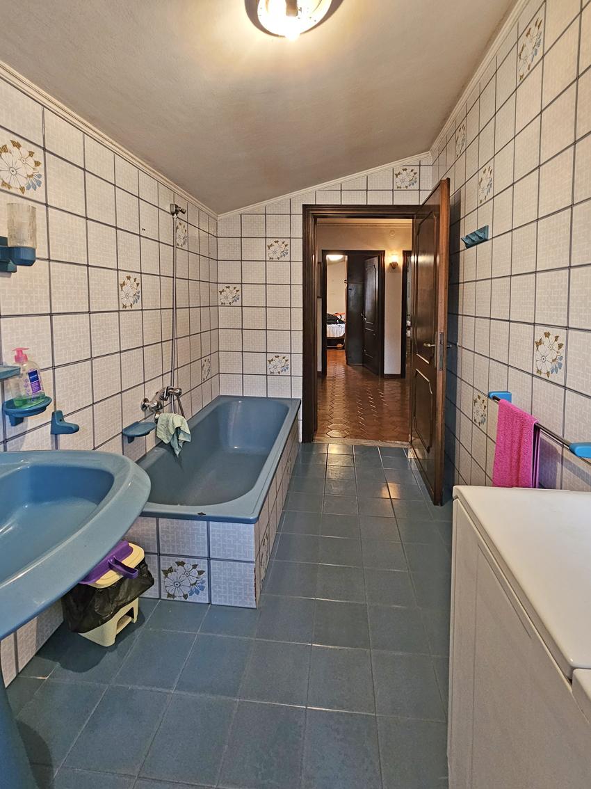 CHIOGGIA, CASA CON PIU' UNITA' CON GARAGE E CORTILE
