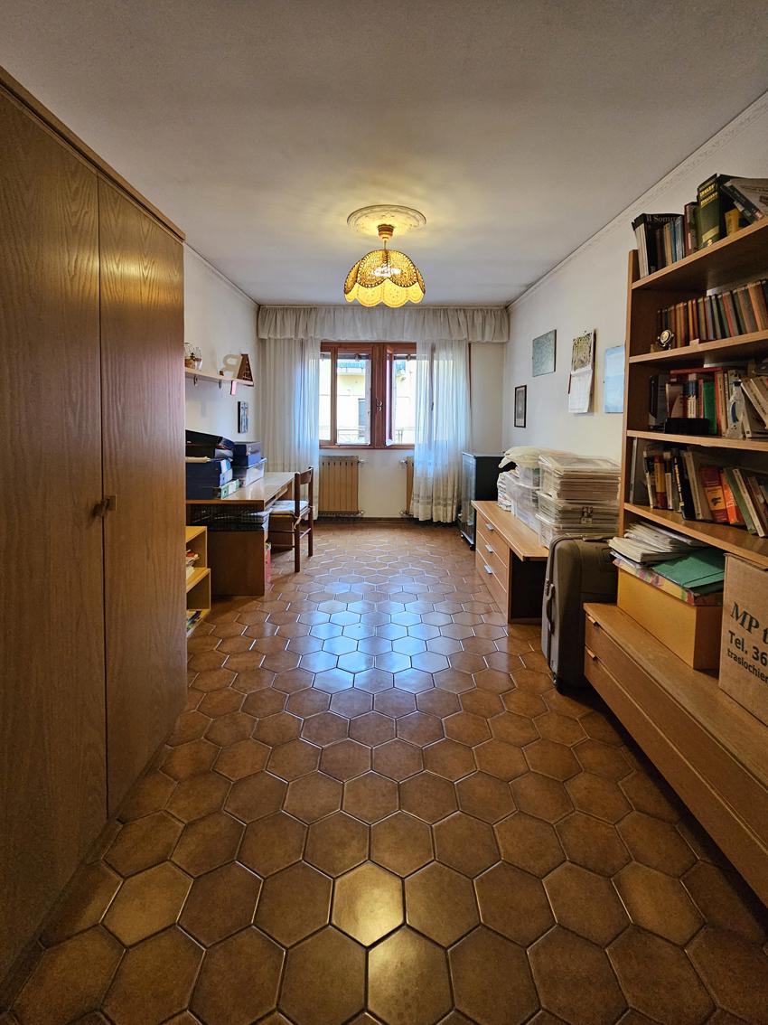 CHIOGGIA, CASA CON PIU' UNITA' CON GARAGE E CORTILE