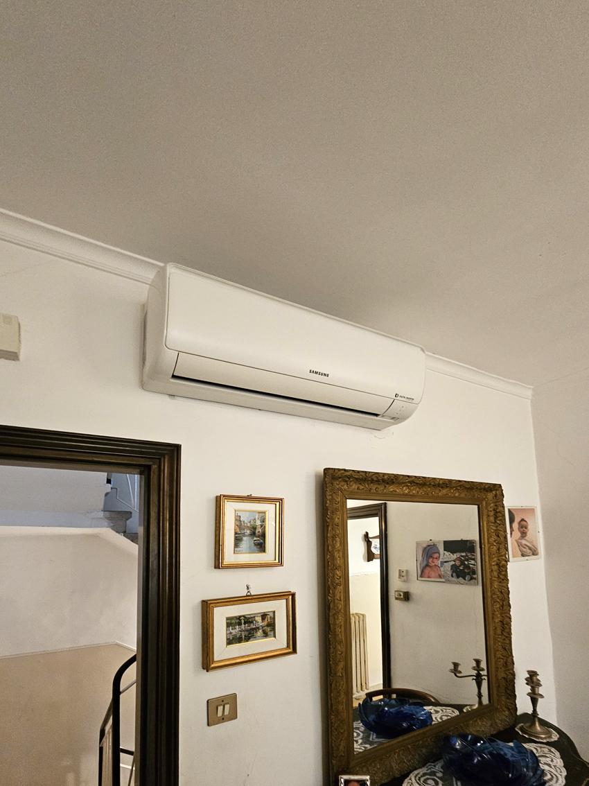 CHIOGGIA, CASA CON PIU' UNITA' CON GARAGE E CORTILE