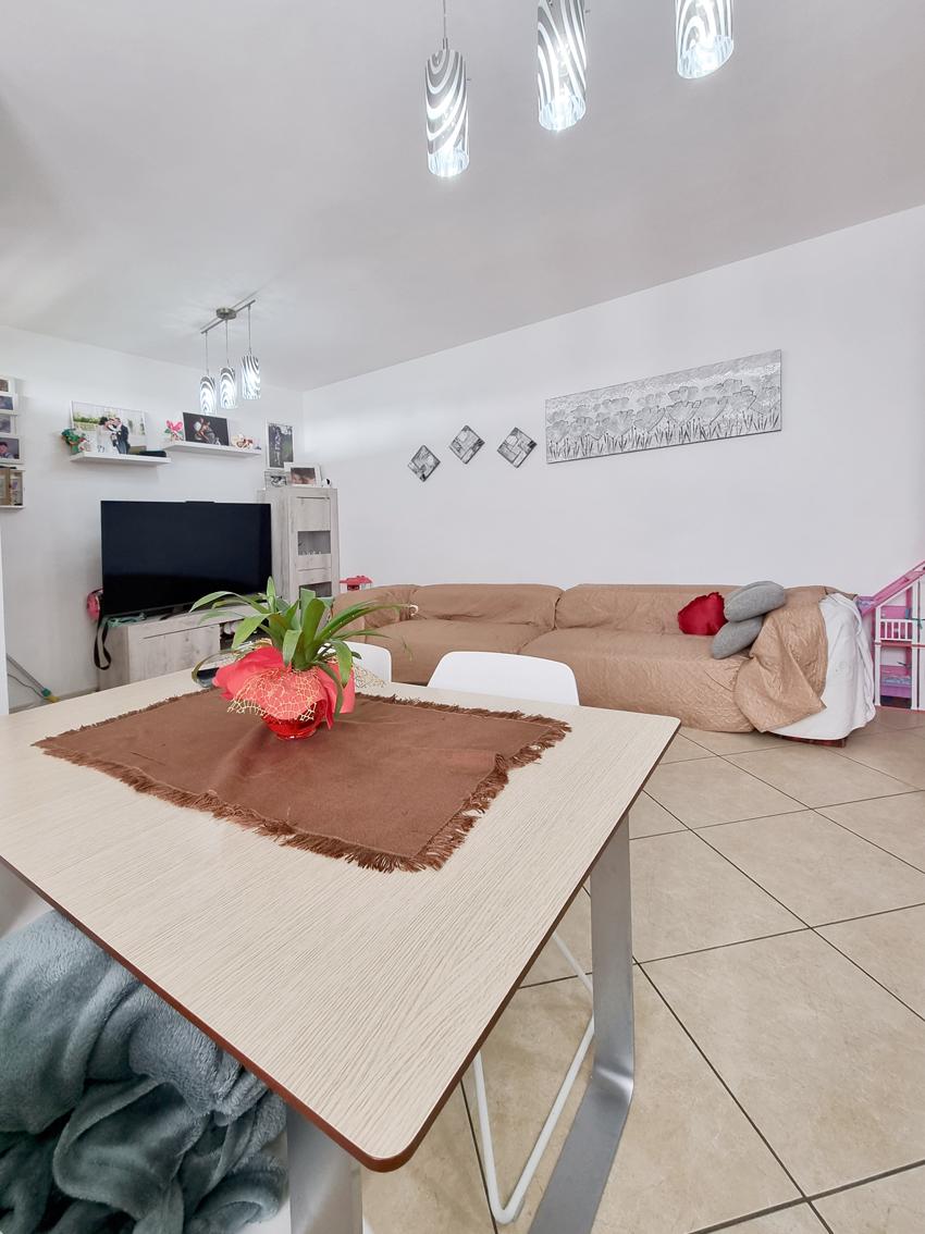 CHIOGGIA TRA S.ANNA E SOTTOMARINA APPARTAMENTO CON GARAGE E CORTILE