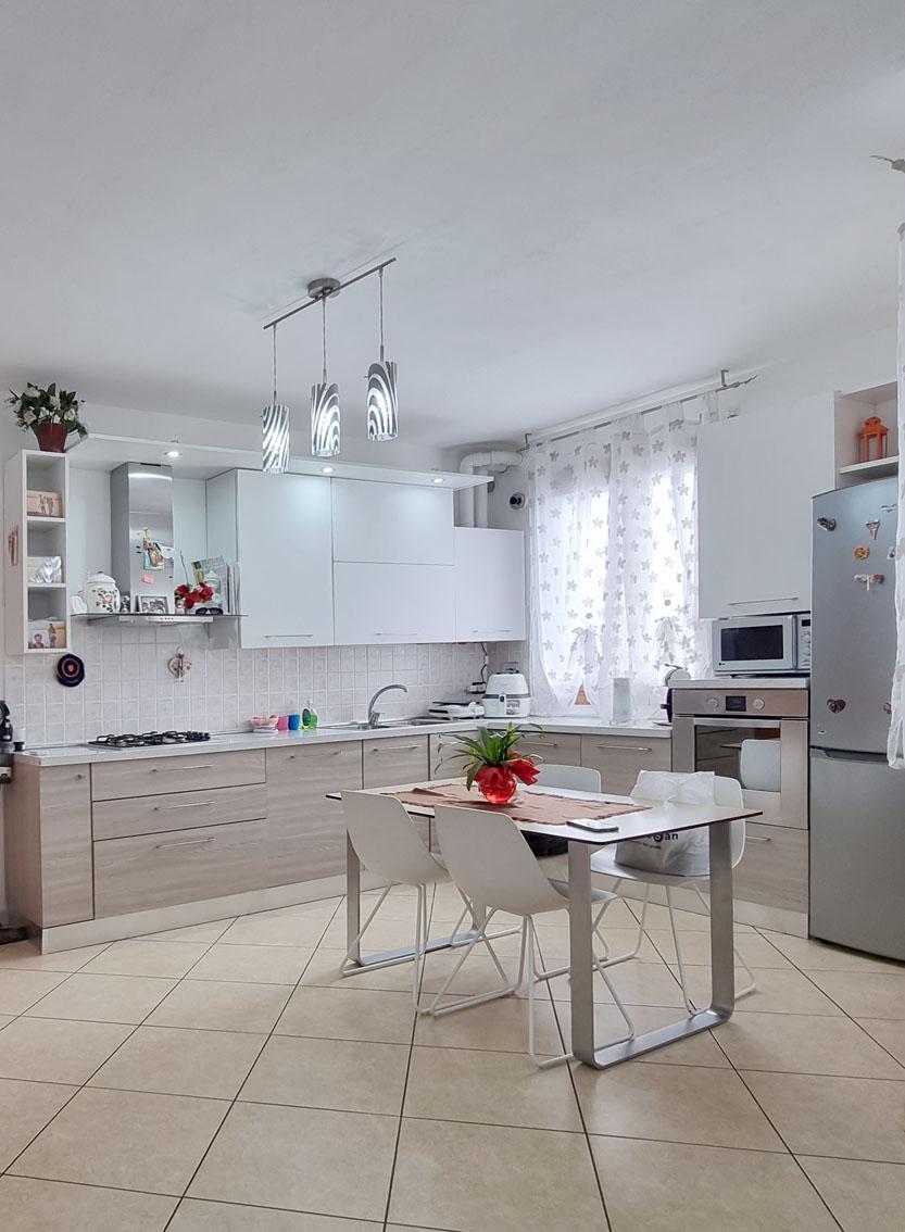 CHIOGGIA TRA S.ANNA E SOTTOMARINA APPARTAMENTO CON GARAGE E CORTILE