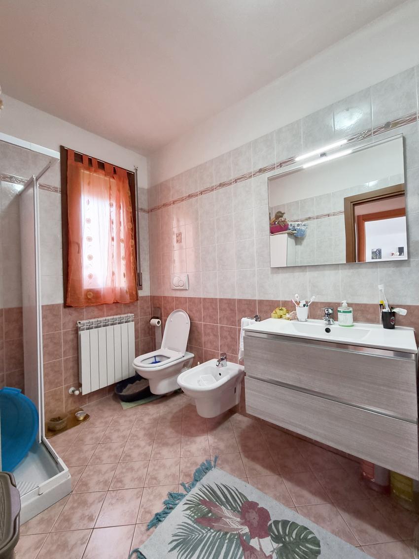 CHIOGGIA TRA S.ANNA E SOTTOMARINA APPARTAMENTO CON GARAGE E CORTILE