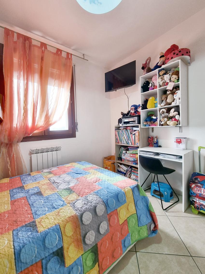 CHIOGGIA TRA S.ANNA E SOTTOMARINA APPARTAMENTO CON GARAGE E CORTILE