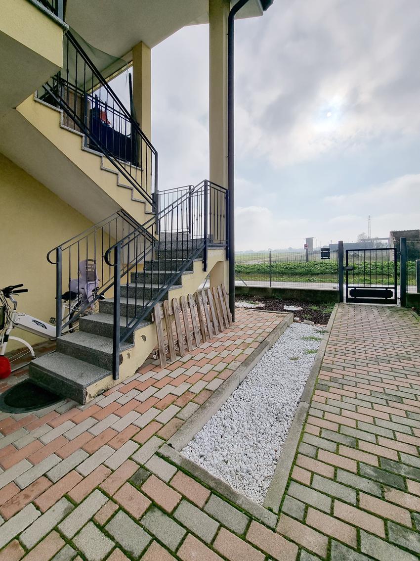 CHIOGGIA TRA S.ANNA E SOTTOMARINA APPARTAMENTO CON GARAGE E CORTILE