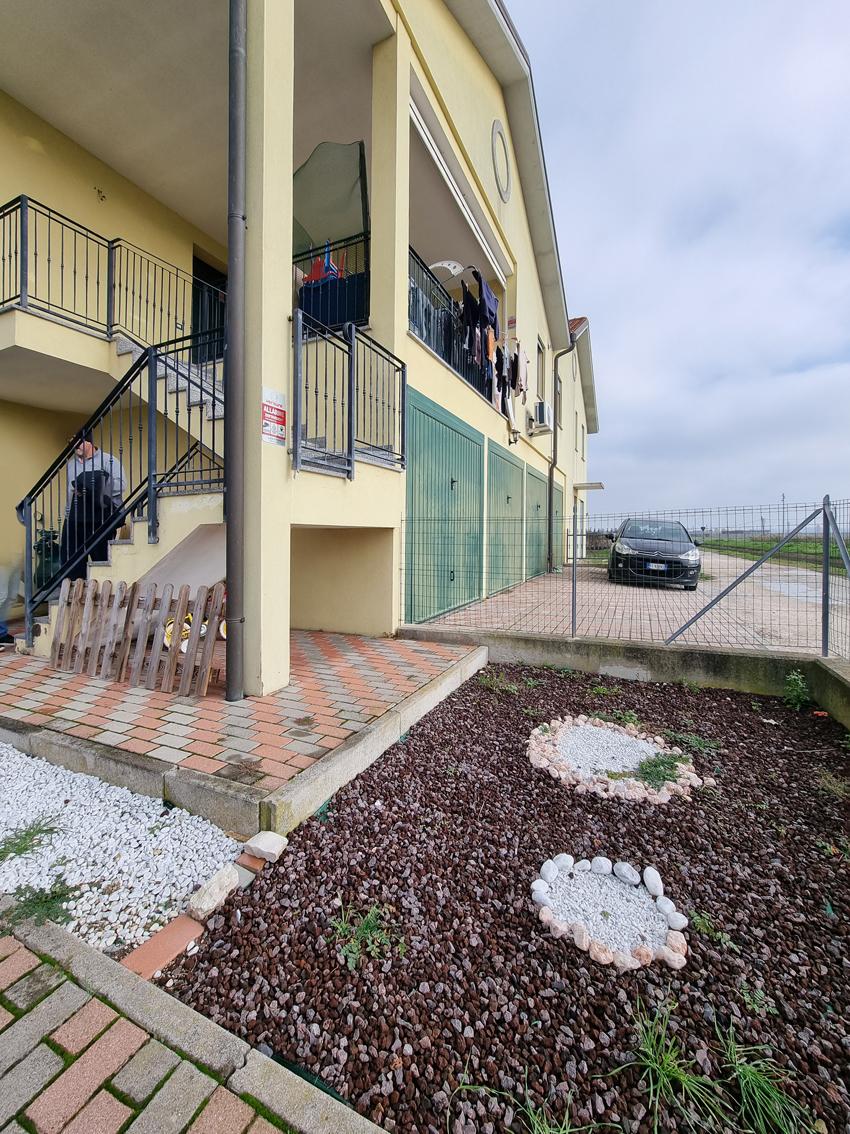 CHIOGGIA TRA S.ANNA E SOTTOMARINA APPARTAMENTO CON GARAGE E CORTILE