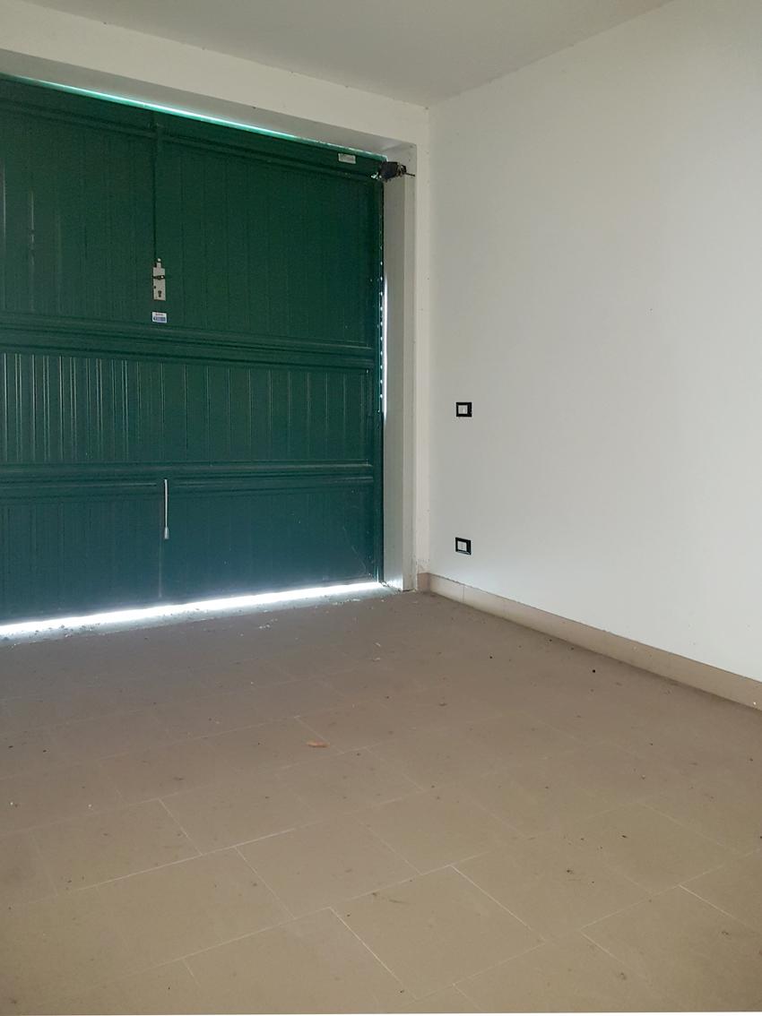 CHIOGGIA TRA S.ANNA E SOTTOMARINA APPARTAMENTO CON GARAGE E CORTILE