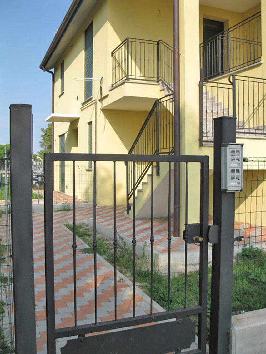 CHIOGGIA TRA S.ANNA E SOTTOMARINA APPARTAMENTO CON GARAGE E CORTILE
