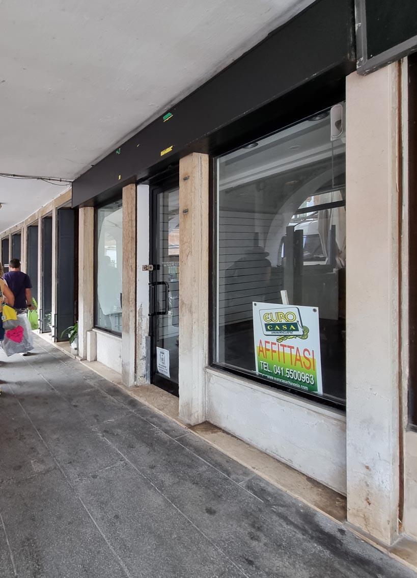 NEGOZIO IN CORSO DEL POPOLO 