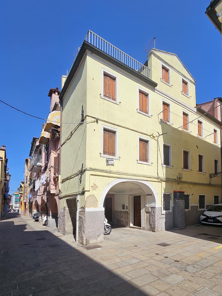 CASA TERRA-CIELO CON TERRAZZA PANORAMICA NEL CUORE DEL CENTRO STORICO DI CHIOGGIA
