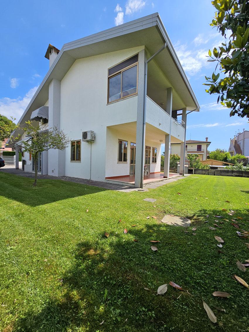 VILLA A S.ANNA DI CHIOGGIA CON GIARDINO 